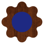 drewniany kwiat z niebieskim kołem w środku