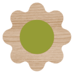 Drewniany kwiat z zielonym środkiem na białym tle